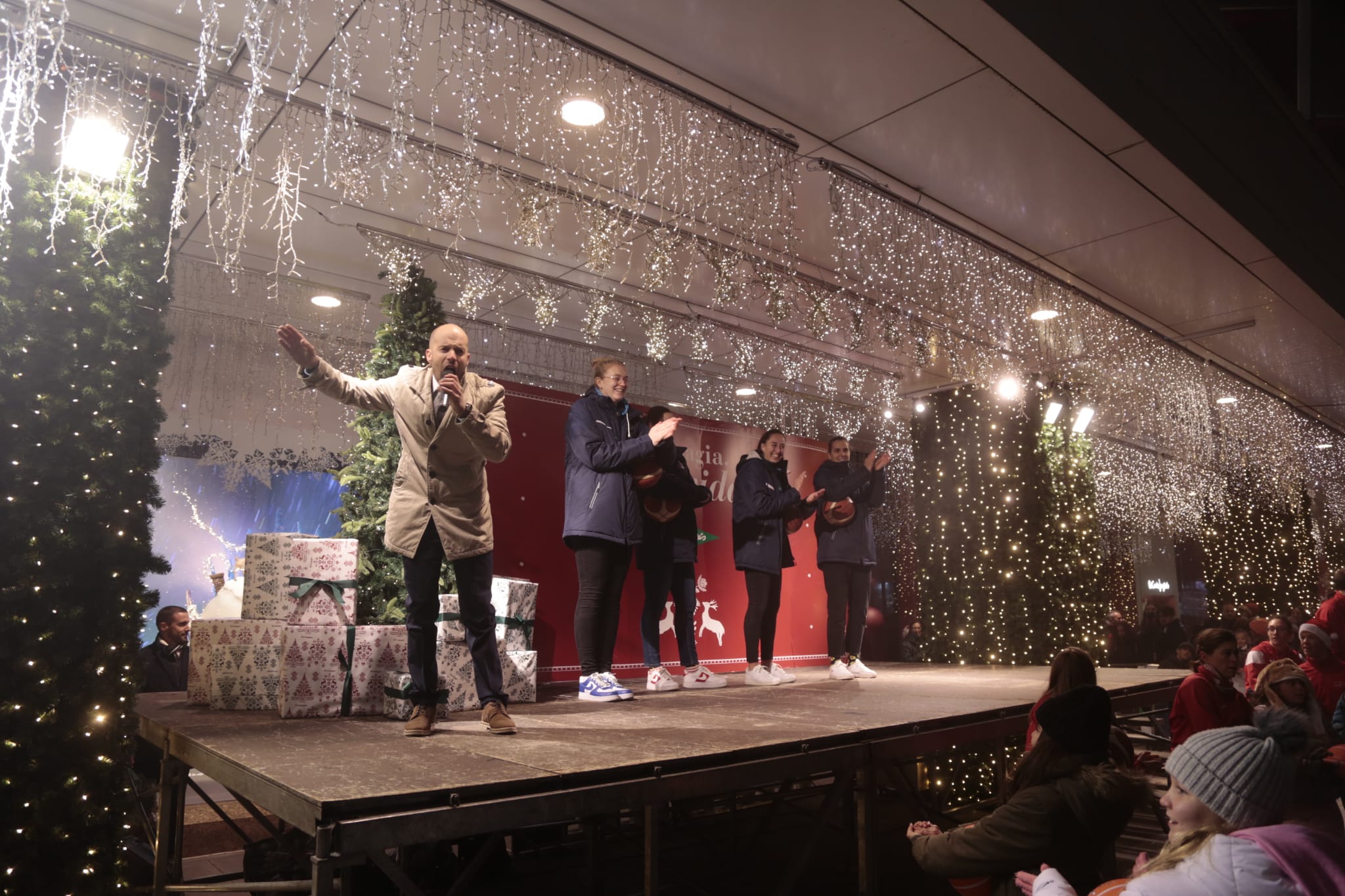 Las jugadoras de Avenida y la Fundación AVIVA encienden una Navidad muy deportiva