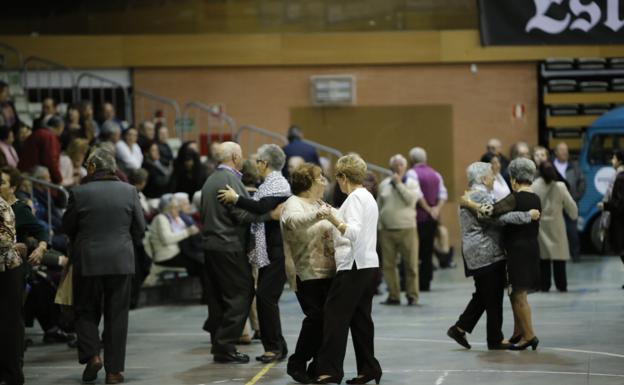 Salamanca recupera el tradicional baile con chocolatada y los cuentos intergeneracionales para mayores