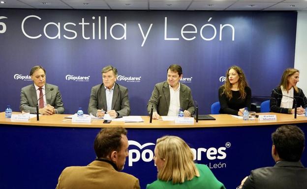 El alcalde Salamanca presidirá la gestora del PP y Mañueco agradece a Iglesias su labor