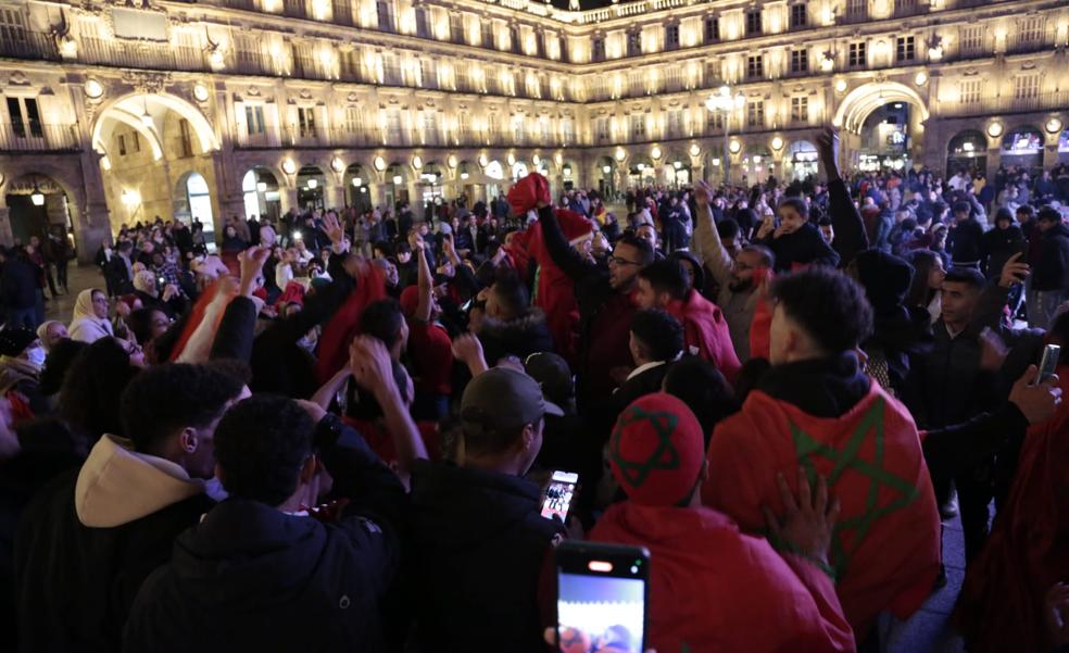 La Plaza Mayor acoge la celebración de los marroquíes tras eliminar a La Roja
