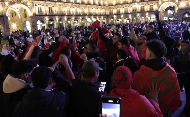 La Plaza Mayor acoge la celebración de los marroquíes tras eliminar a La Roja