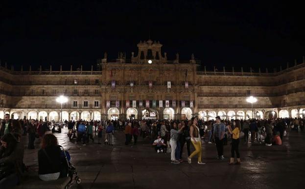 Apagón en la Plaza Mayor en memoria de la última víctima de violencia de género