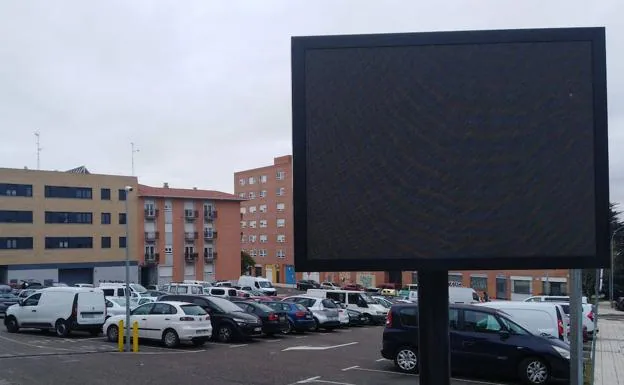 Llegan las primeras pantallas y cámaras que controlarán los aparcamientos gratuitos