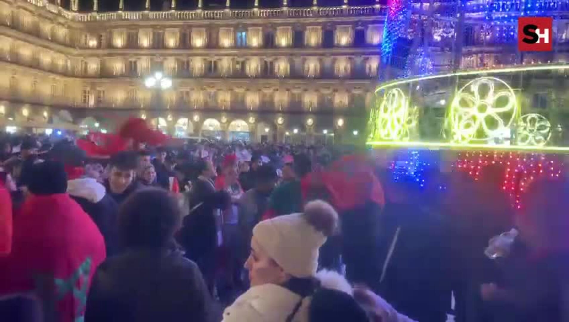 Los aficionados de Marruecos celebran el pase a semifinales del Mundial en la Plaza Mayor de Salamanca