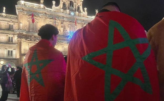 Los aficionados marroquíes toman la Plaza Mayor para celebrar una gesta histórica