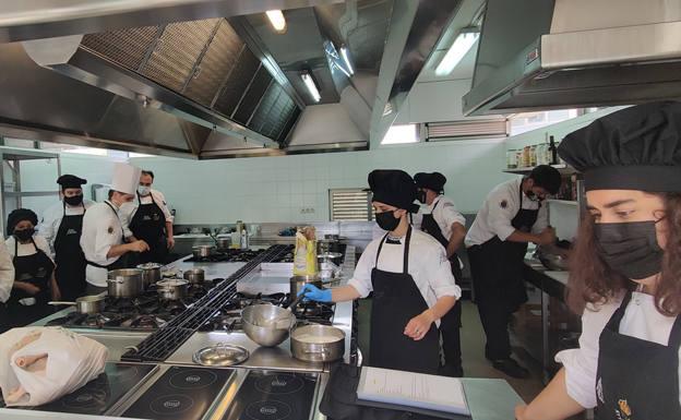 Santa Marta presenta cuatro cursos para formar a 60 alumnos en hostelería y restauración