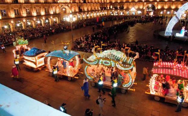 Salamanca busca voluntarios para acompañar a las carrozas en la Cabalgata de Reyes