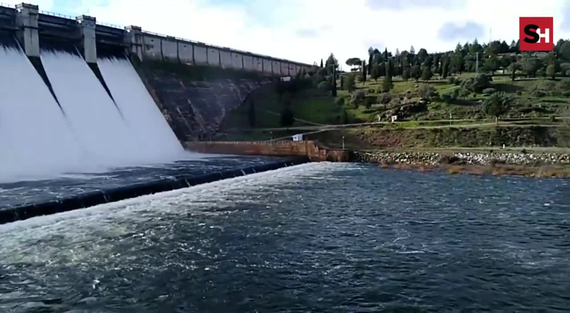 El embalse de Santa Teresa abre compuertas