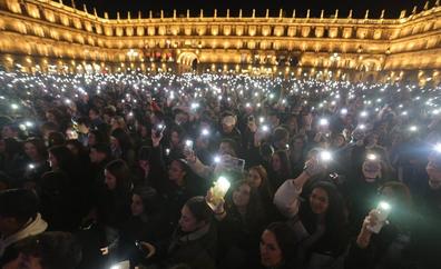 Salamanca se vuelve a comer las uvas en la gran fiesta del Fin de Año Universitario