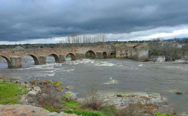 El río da un respiro por el Puente del Congosto tras la apertura del embalse