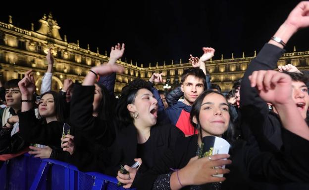 Salamanca se vuelve a comer las uvas en la gran fiesta del Fin de Año Universitario