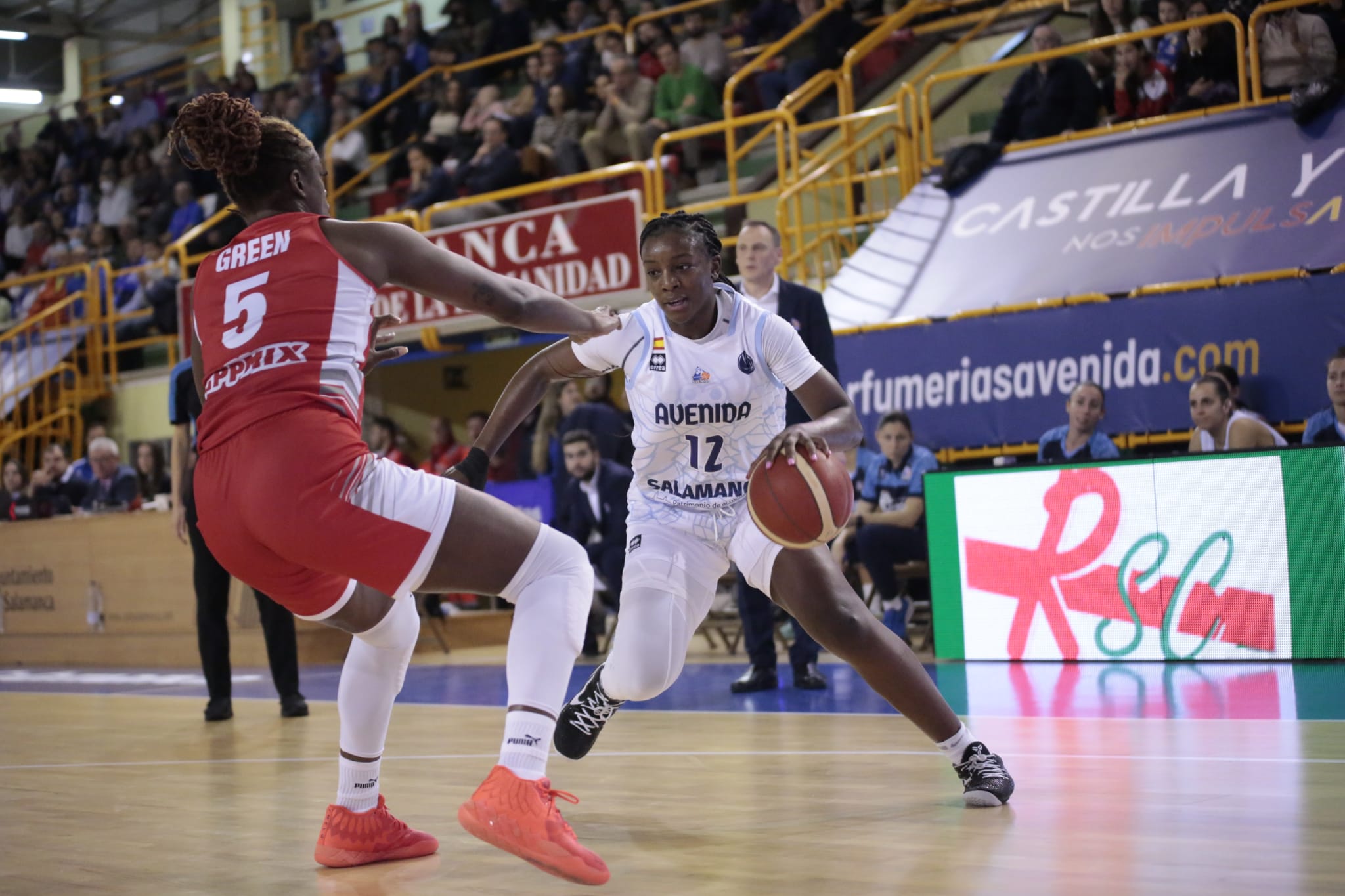 El CB Avenida, ante una elástica azulgrana que trae a la mente recuerdos inolvidables