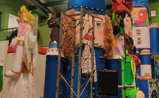 Dos grupos de animación a pie y 7 carrozas protagonizan la Cabalgata de Reyes de Santa Marta