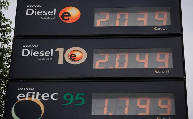 Los carburantes, ante el fin del descuento: el diésel tan caro como en marzo y la gasolina baja