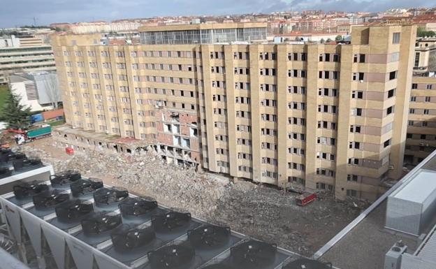 El edificio trasero del viejo Clínico de Salamanca ya es historia