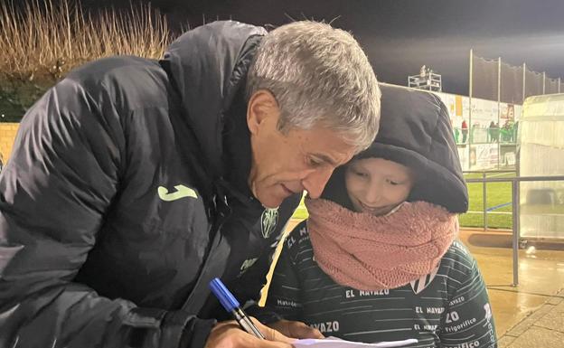 El precioso gesto y dedicatoria de Quique Setién con María, 'la Princesa Guerrera Futbolera'
