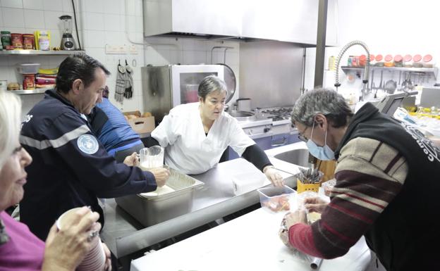 Así pasaron la Nochebuena en el Comedor de los pobres, en Cáritas y los bomberos