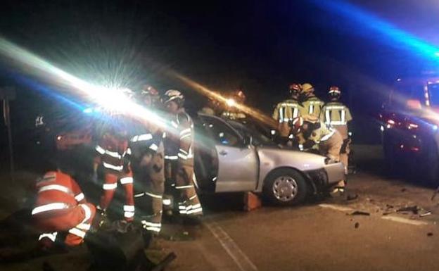 Un fallecido y tres heridos tras una colisión frontal de dos vehículos en las afueras de Valladolid