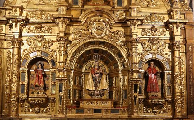 El retablo de la Virgen del Rosario en la iglesia de La Alberca ya luce tras su restauración