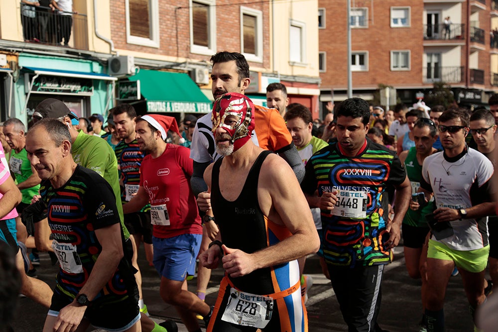 Las Arañas ganan el concurso de disfraces de la San Silvestre por delante de Gondoleras y Fregonas