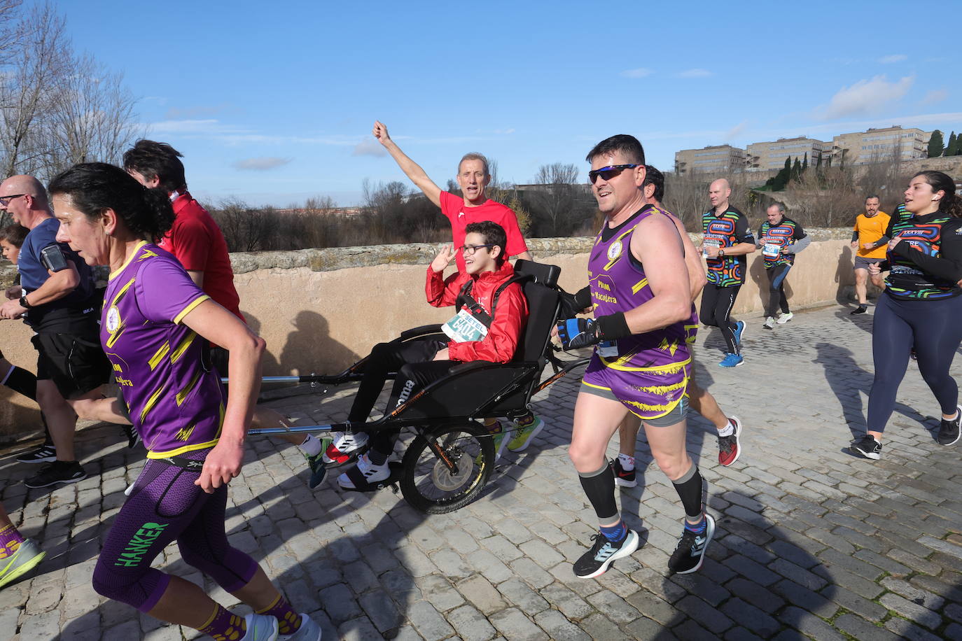 Monumental paso de la San Silvestre por el Puente Romano de Salamanca