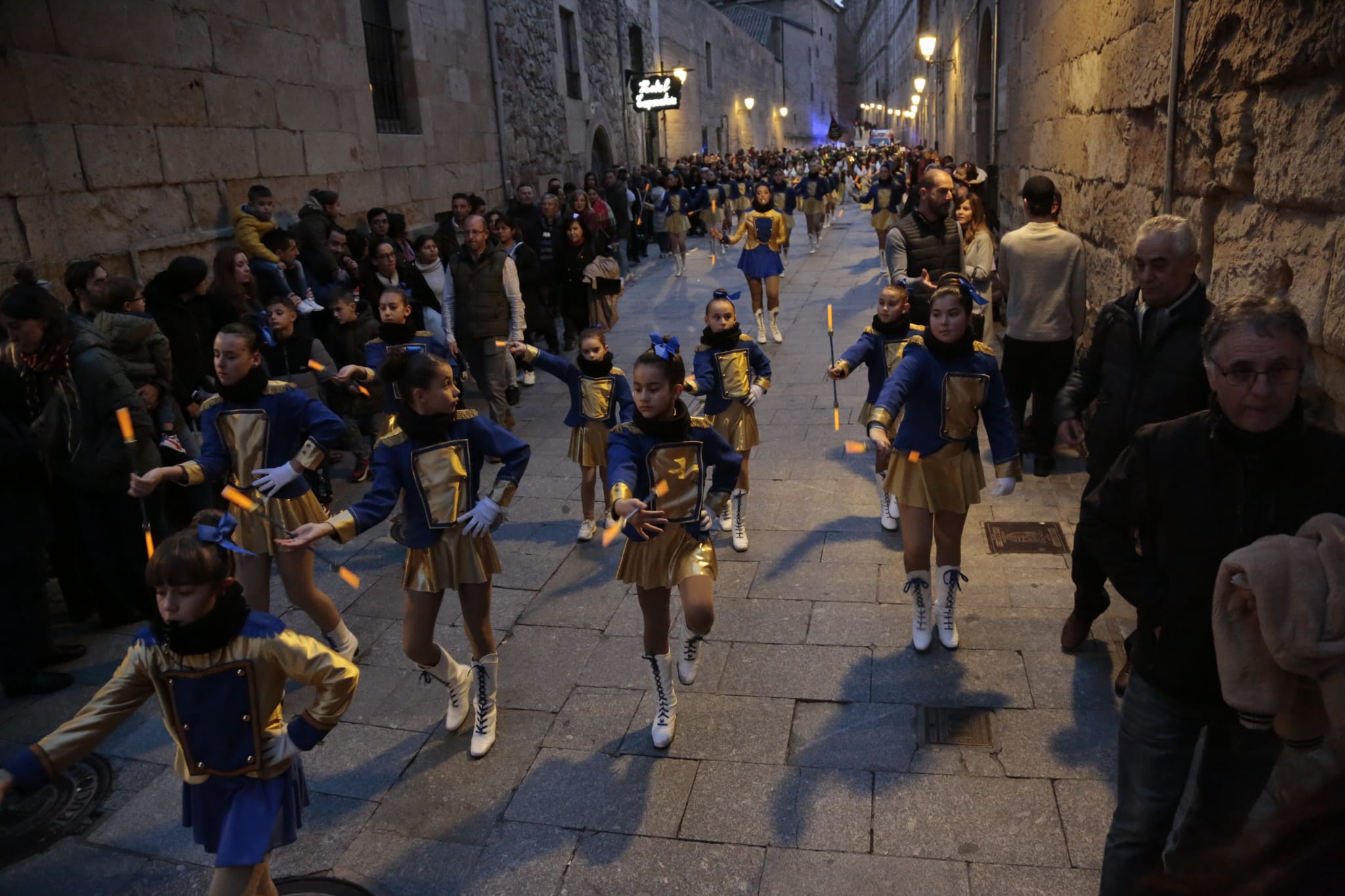 Disfraces y música llenan las calles por el Festival Benéfico «Ningún Niño sin Juguete»
