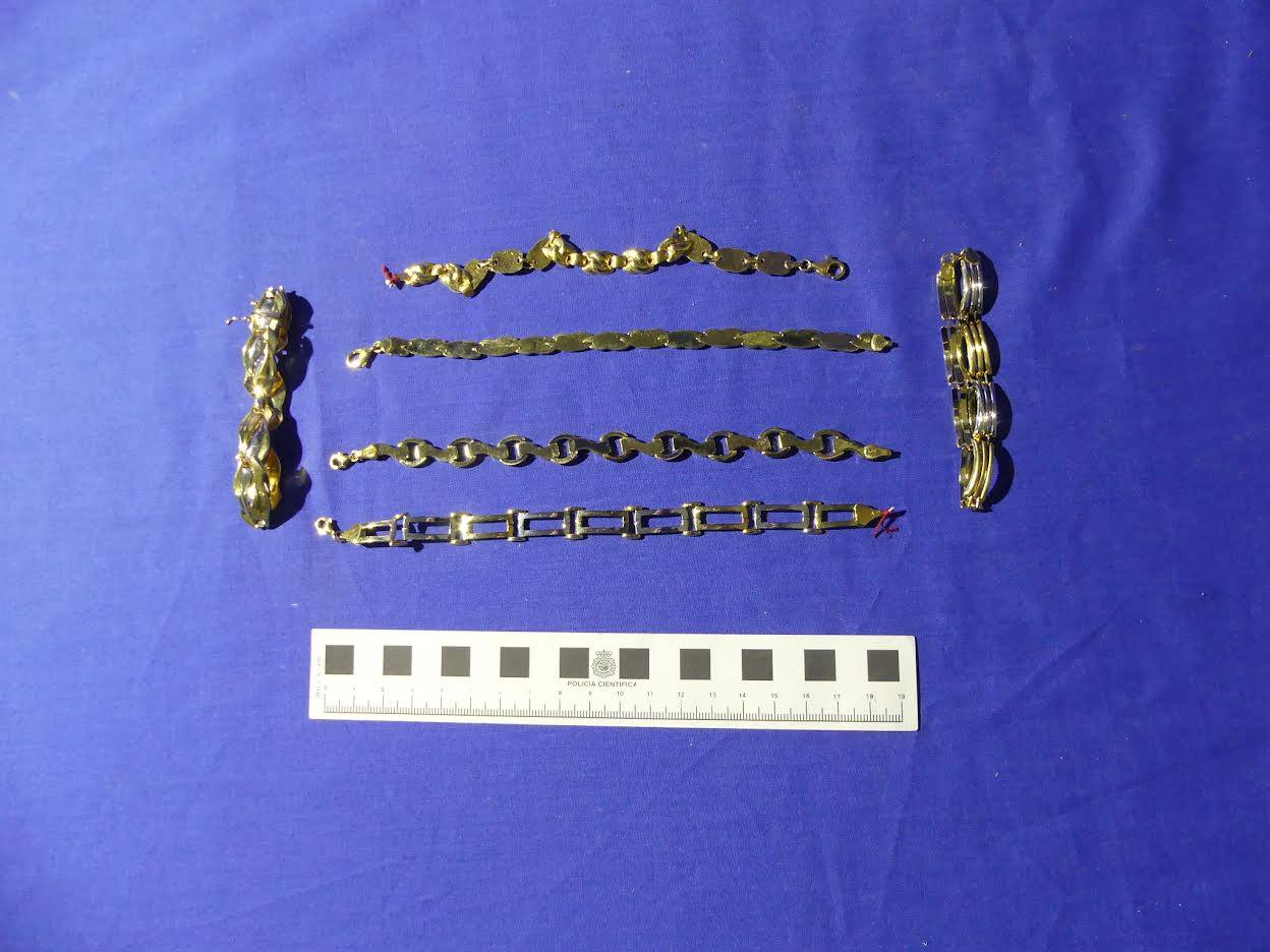 Roba seis cadenas de oro de una joyería salmantina tras pedir que se las enseñaran