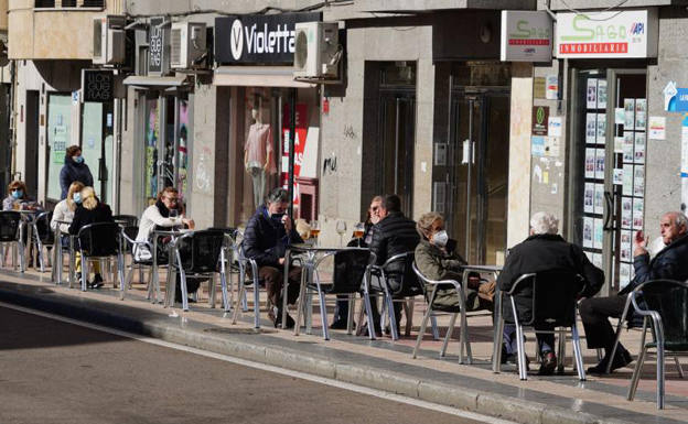 Podemos critica las Ordenanzas de terrazas por no respetar los itinerarios peatonales accesibles