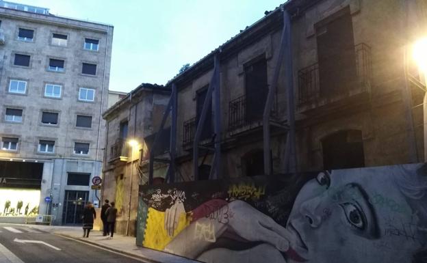Cerrada al tráfico la calle Correhuela por el derribo de un viejo edificio apuntalado