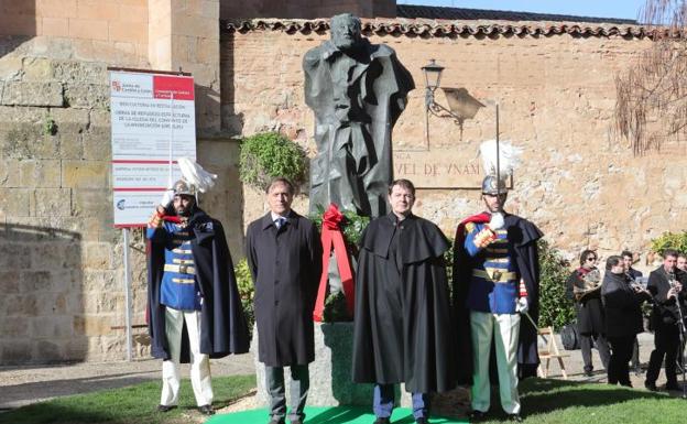 Unamuno «se encuentra» con Santa Teresa en el homenaje anual de Salamanca al escritor