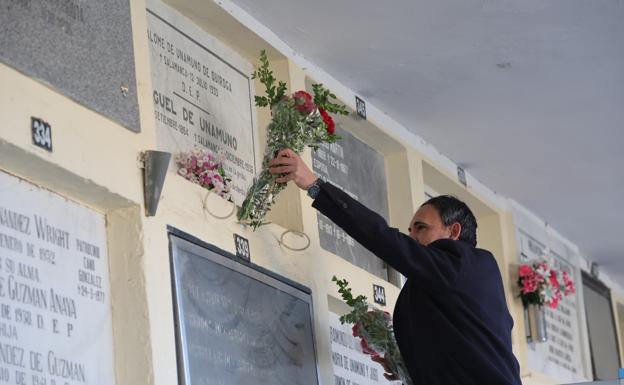 Emotivo homenaje a Unamuno en el cementerio de Salamanca