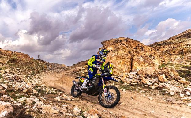 Santolino firma un buen día en el Dakar recuperando terreno