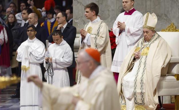 Francisco agradece a Dios el «don» que fue Benedicto XVI en el Ángelus y en la primera homilía del año