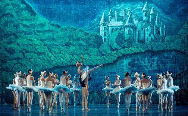 El Ballet de Cuba Laura Alonso interpreta 'El lago de los cisnes' en el CAEM