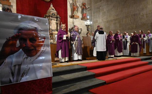 La Catedral de Salamanca reza por el «eterno descanso» del papa Benedicto XVI