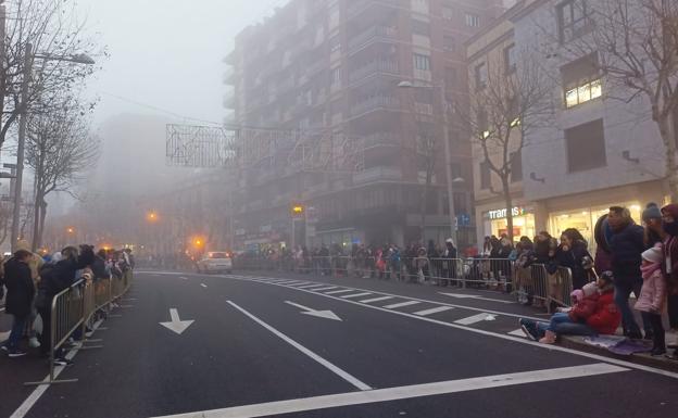 Los salmantinos se preparan para dar la bienvenida a Sus Majestades pese a la niebla