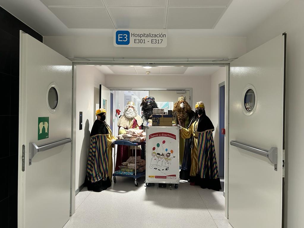 Los Reyes Magos reparten alegría en las zonas pediátricas del Hospital de Salamanca