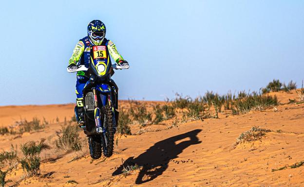 Santolino se va al descanso con susto y mirando al 'top ten' del Dakar