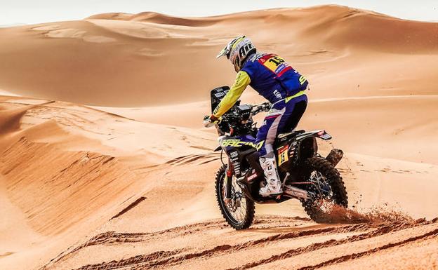 Santolino, con caída incluida, sufre para mantener sus aspiraciones en el Dakar