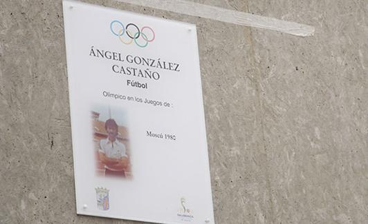 Placa conmemorativa en el muro de los olímpicos de Salamanca a Ángel González Castaño.