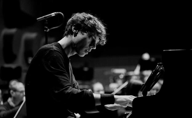 El aclamado pianista y compositor Francesco Tristano visita Salamanca este sábado