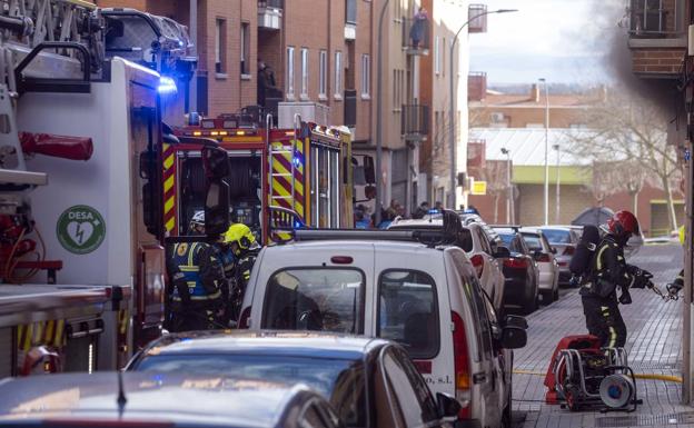 Movilizadas varias dotaciones de bomberos para sofocar un incendio en un garaje en Salamanca
