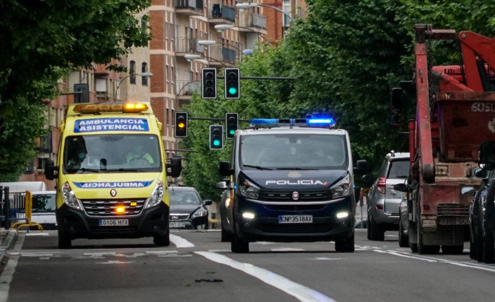 Hallan el cadáver de una mujer en el rellano de un piso en Salamanca