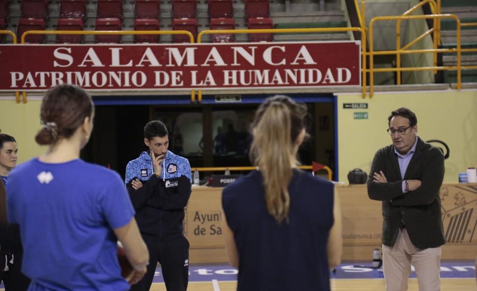 Jorge Recio arenga a las jugadoras en el primer día de la era Pepe Vázquez: «Yo no me voy»