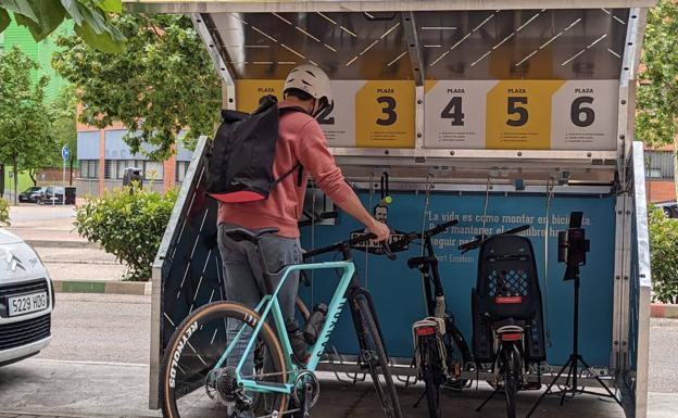 Los nuevos aparcabicis de Salamanca cubiertos, antirrobo y con placas solares