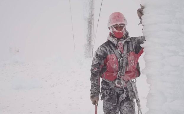 La lucha en La Covatilla entre nieve y frío ártico para abrir la estación de esquí