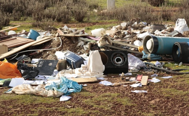 Nuevos vertidos de escombros junto al Cementerio obligan al Ayuntamiento a incrementar la vigilancia