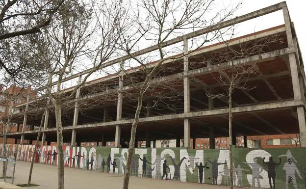 Preocupación en El Zurguén por la deriva del edificio inacabado de la plaza de la Valmuza