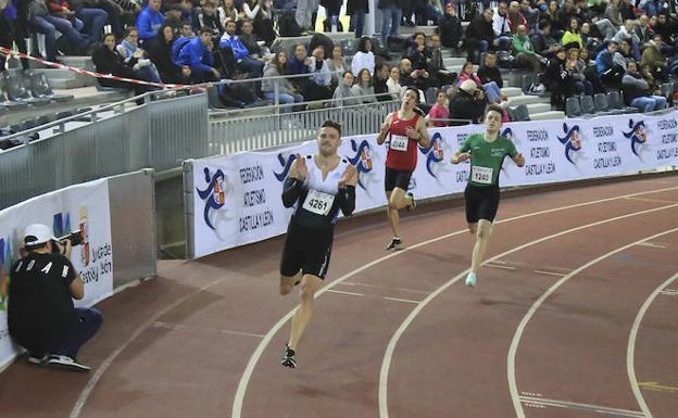 Óscar Husillos domina en el control de atletismo de Salamanca