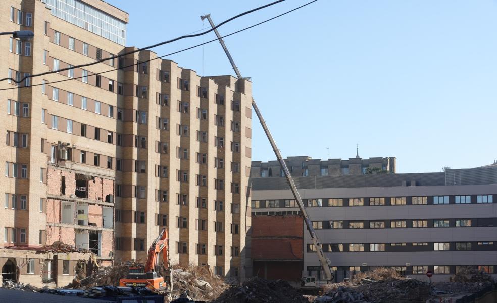 Un larguísimo brazo mecanizado amenaza la estructura del edificio más alto del viejo hospital